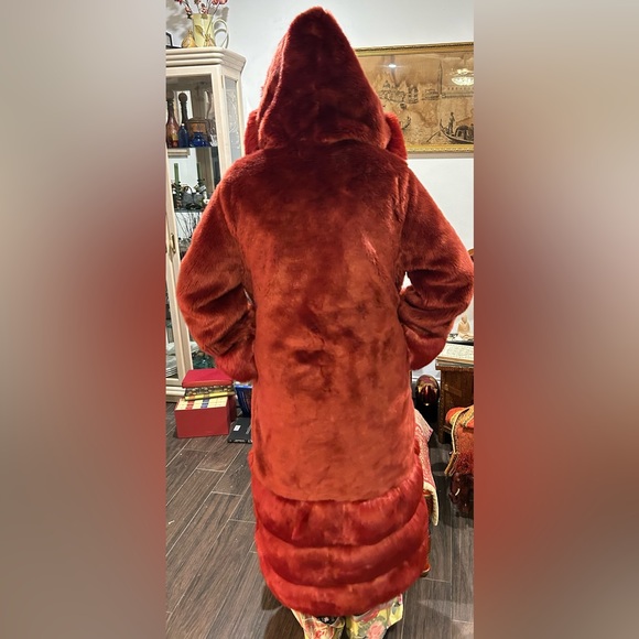 NWT Fhillinuo faux fur coat rustic red. - Picture 12 of 13